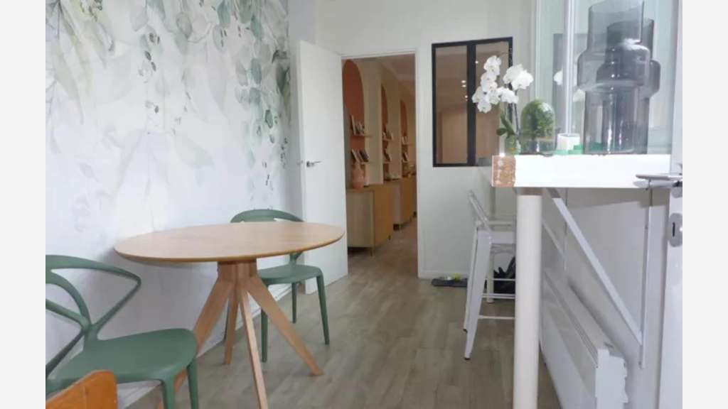 Local professionnel en duplex 95m² à Vincennes 