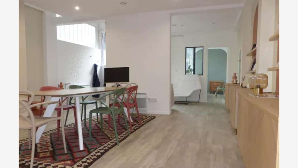 Local professionnel en duplex 95m² à Vincennes 