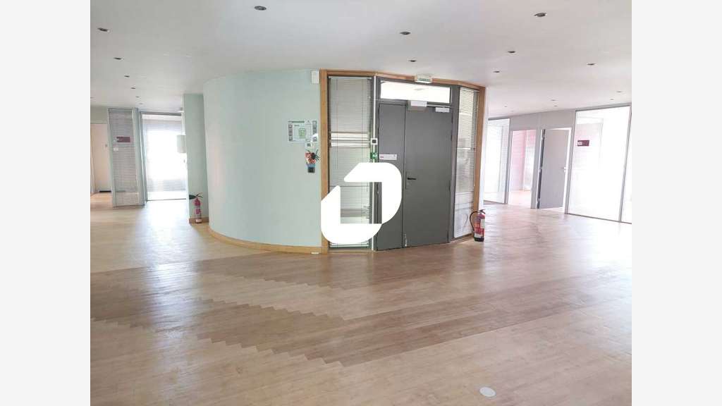 Vente Bureaux 314m² Voisins le bretonneux