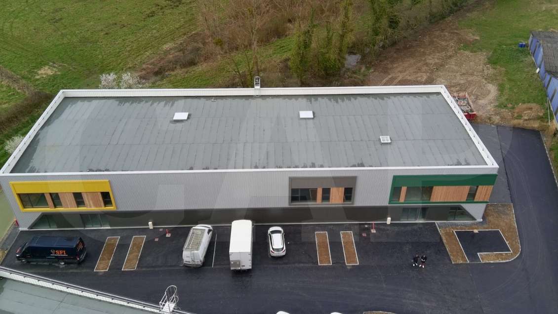 A vendre cellule neuve 500m² proche RN12