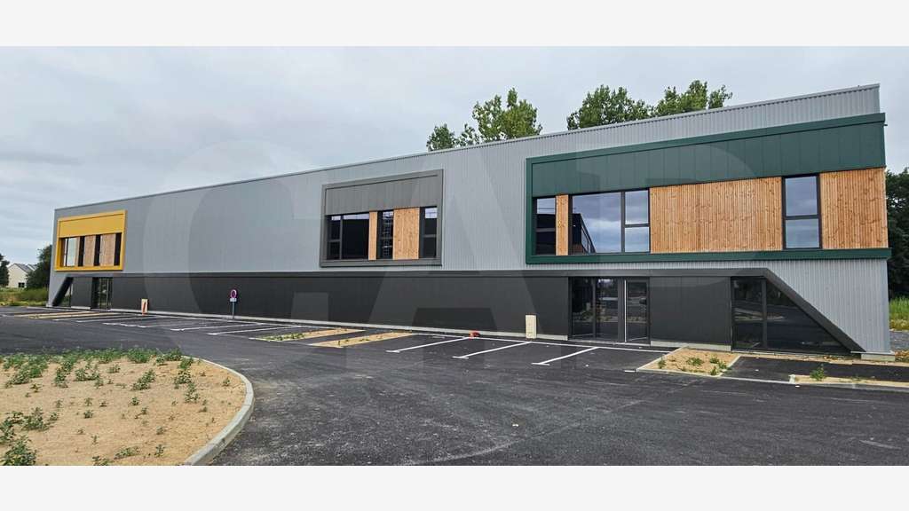 A vendre cellule neuve 500m² proche RN12