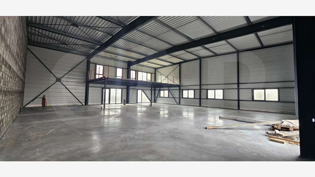 A vendre cellule neuves s à partir de 403m² RN12