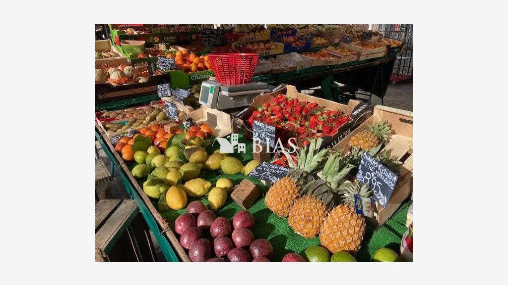 Vente FDC fruits et légumes marché de rue à Paris