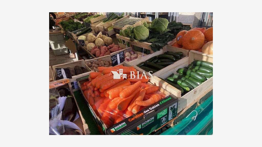 Vente FDC fruits et légumes marché de rue à Paris