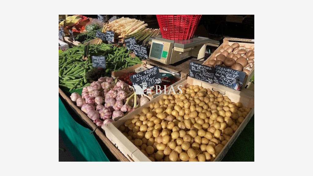 Vente FDC fruits et légumes marché de rue à Paris