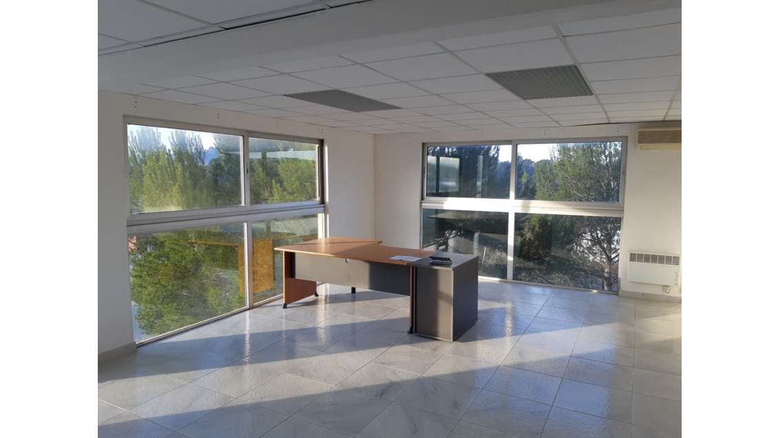 A vendre locaux 2700m² à Roquebrune-sur-Argens 