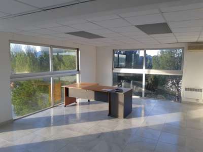 A vendre locaux 2700m² à Roquebrune-sur-Argens 