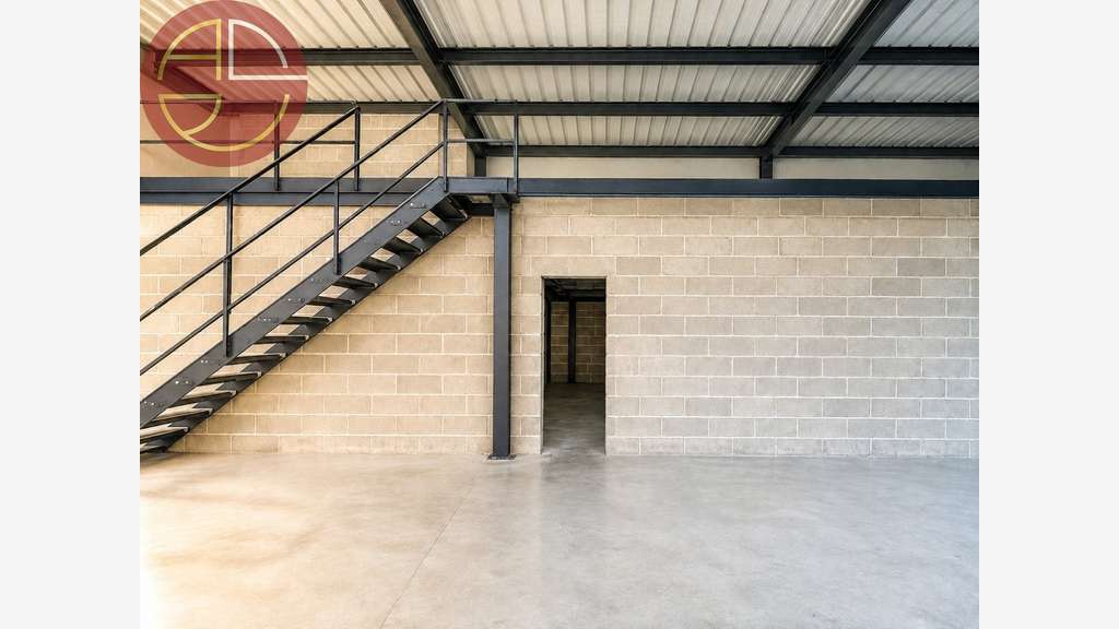 Entrepôt 886m² à vendre au Nord Est de Toulouse 