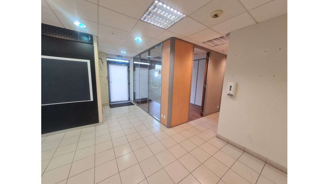 Cède murs 105m² Celle Saint Cloud place de la gare