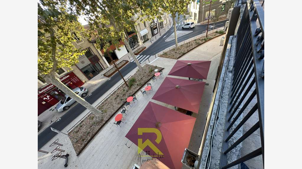 AV bâtiment 315m² avec 2 logements centre Lézignan