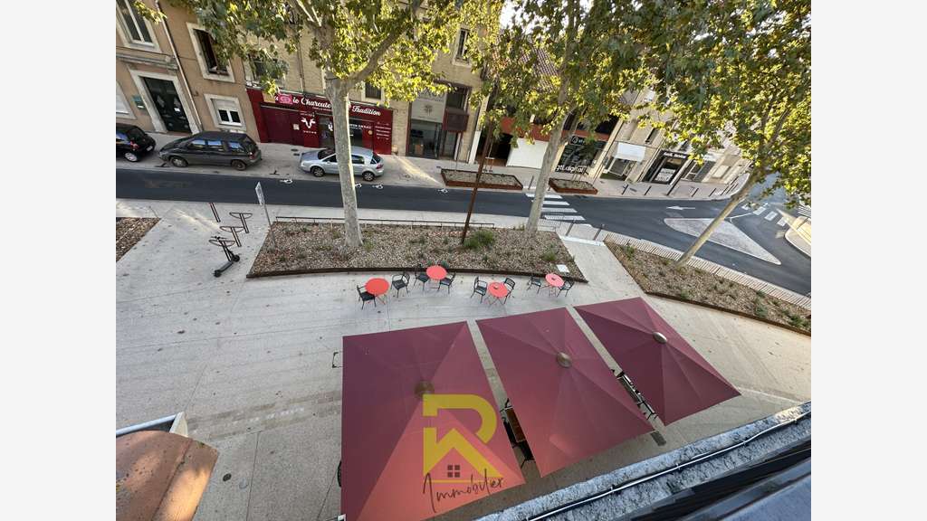 AV bâtiment 315m² avec 2 logements centre Lézignan