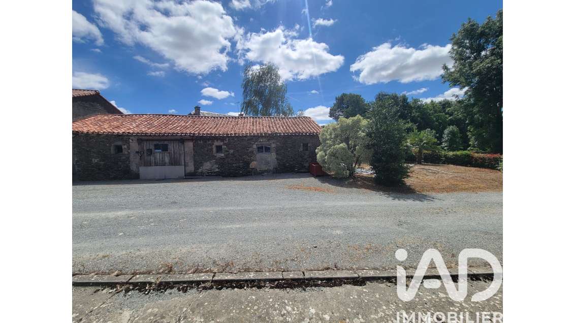 Vente local de plain-pied 80m² à Réaumur