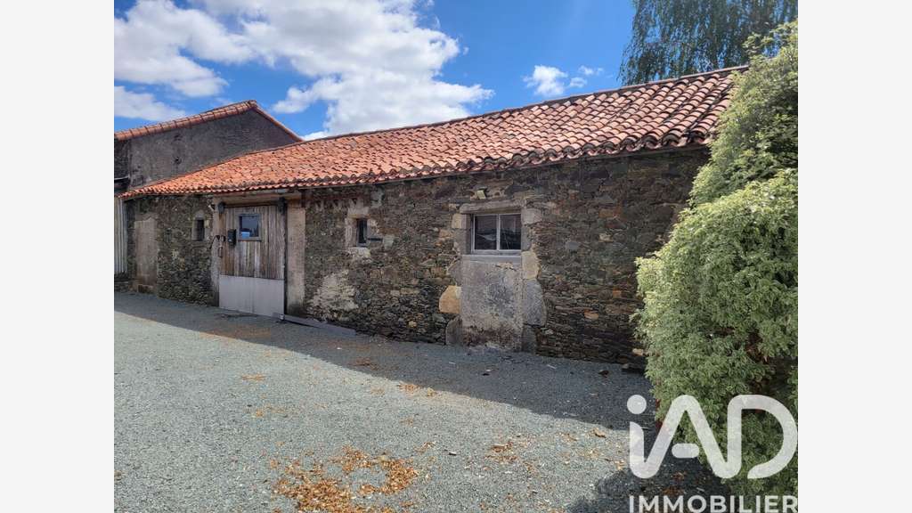 Vente local de plain-pied 80m² à Réaumur