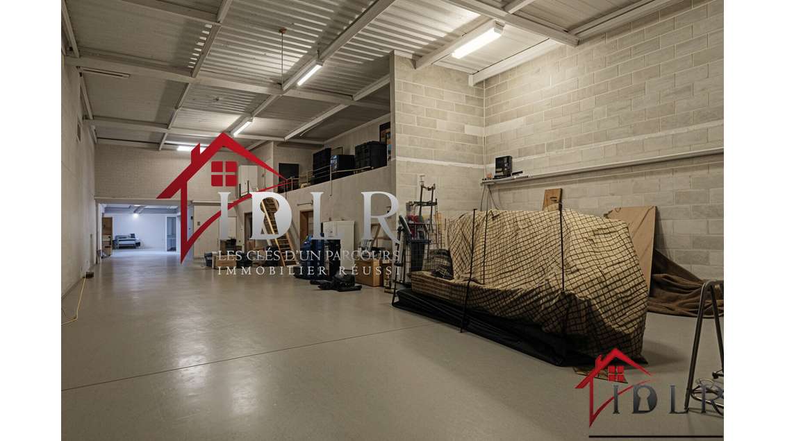 Vente garage & showroom 1500m² à Bletterans