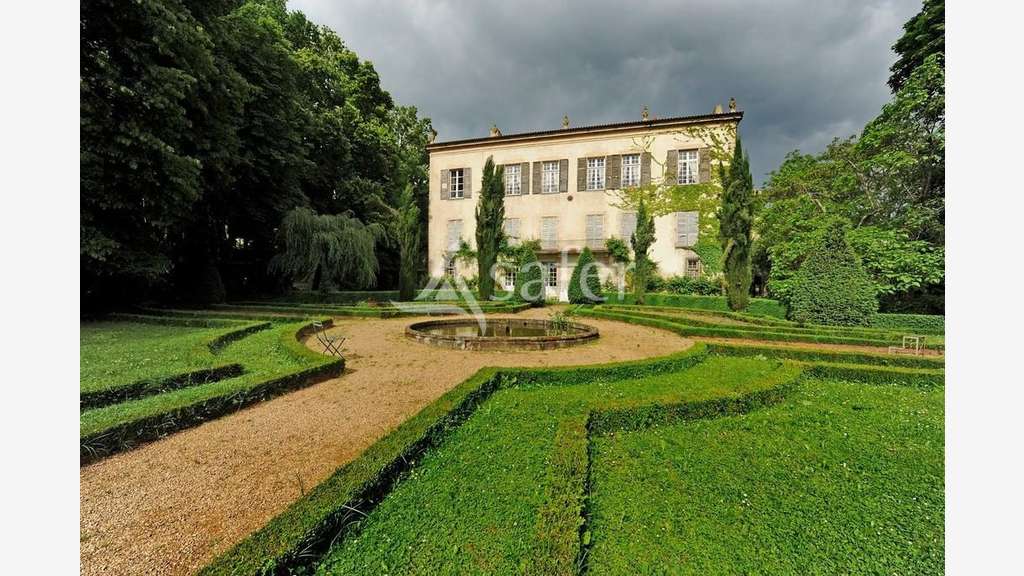 Cède superbe Château IMSH sur parc 2.7 ha à Thiers