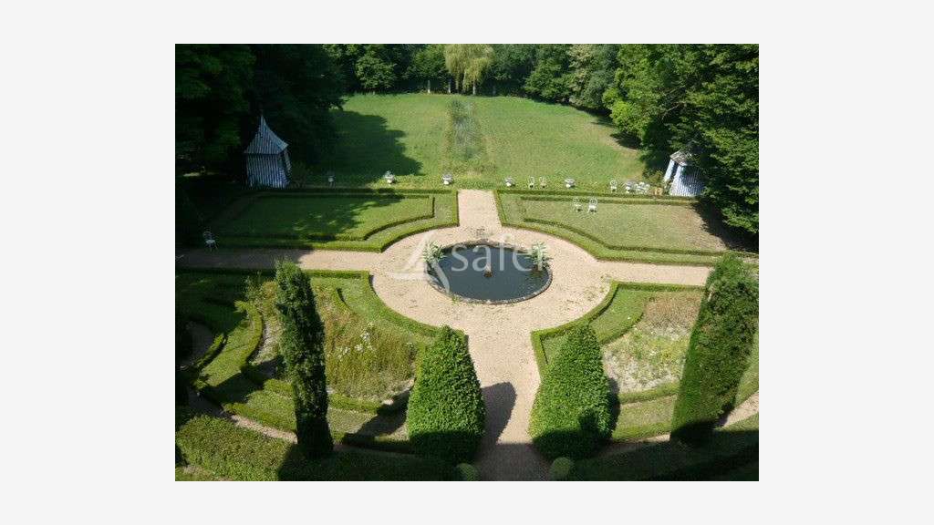 Cède superbe Château IMSH sur parc 2.7 ha à Thiers