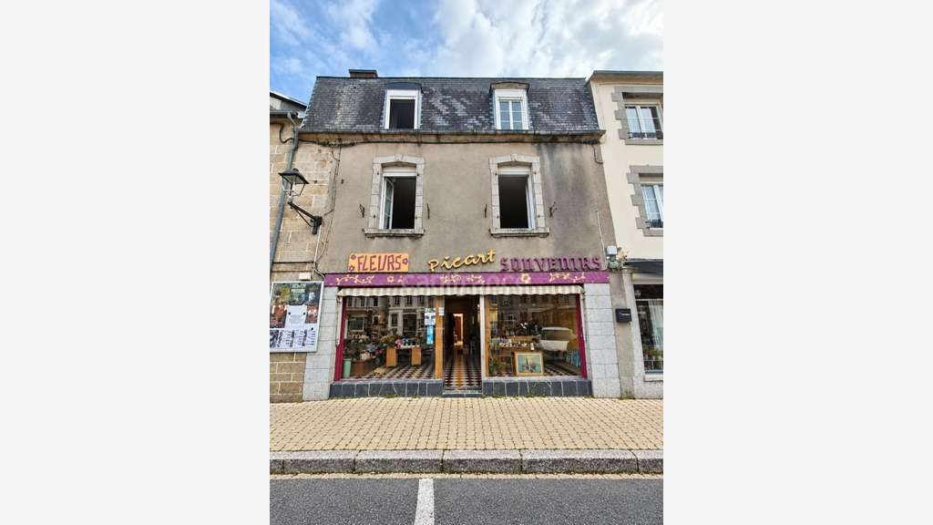 HUELOOGAT - IMMEUBLE , LOGEMENTS ET FORT POTENTIEL
