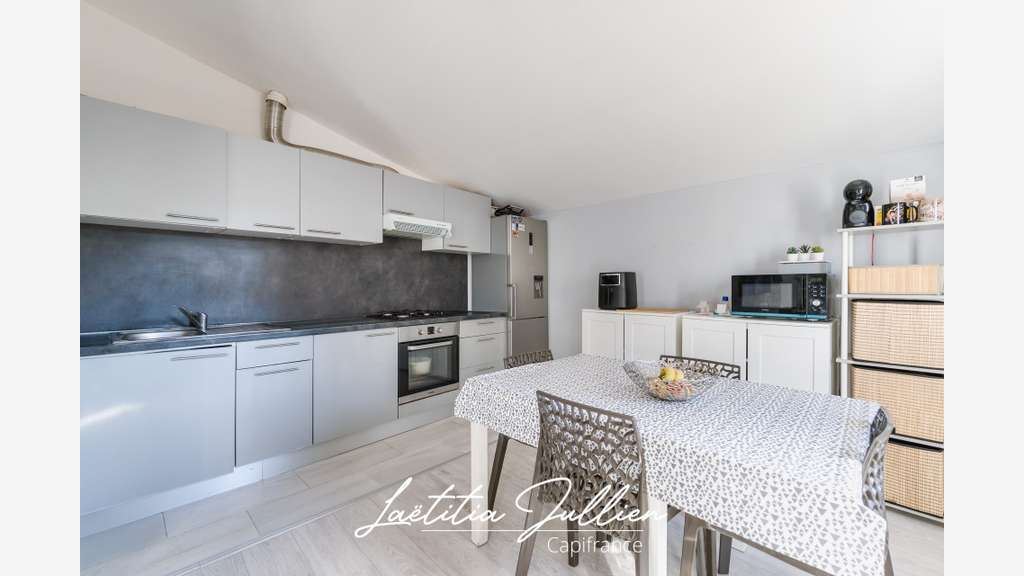 EXCLUSIVITÉ -- LES CAMOINS -- IMMEUBLE DE VILLAGE 