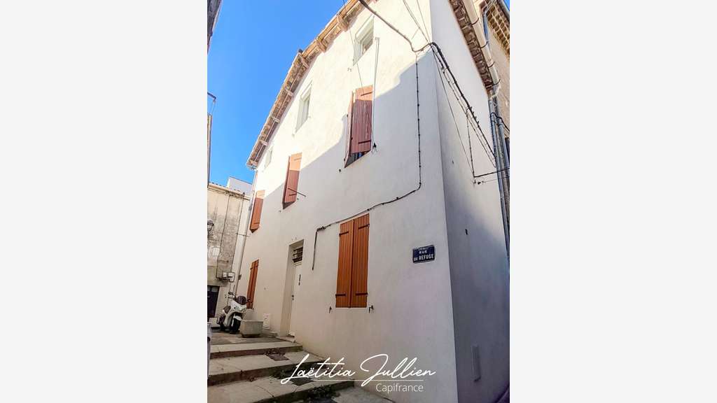 EXCLUSIVITÉ -- LES CAMOINS -- IMMEUBLE DE VILLAGE 