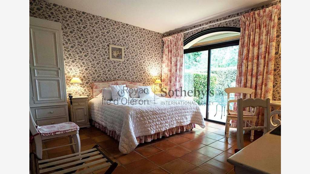 Charente-Maritime — murs d’un hôtel-restaurant à r
