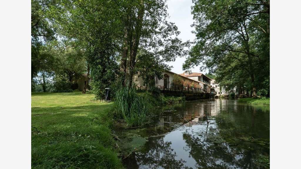 Charente-Maritime — murs d’un hôtel-restaurant à r