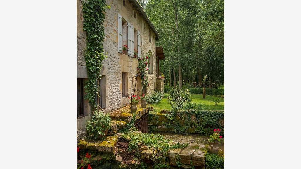Charente-Maritime — murs d’un hôtel-restaurant à r