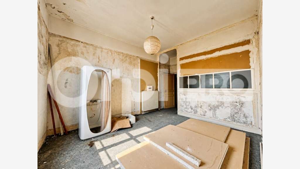 Immeuble, ancien hôtel à vendre à NERIS LES BAINS