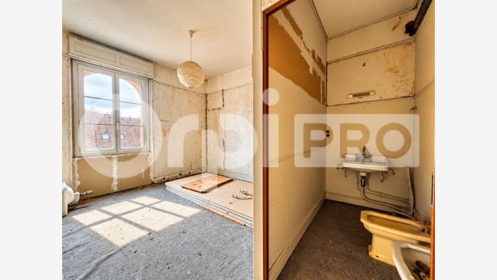 Immeuble, ancien hôtel à vendre à NERIS LES BAINS