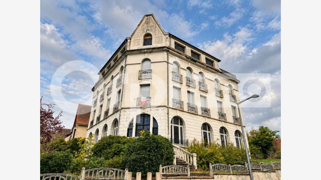 Immeuble, ancien hôtel à vendre à NERIS LES BAINS