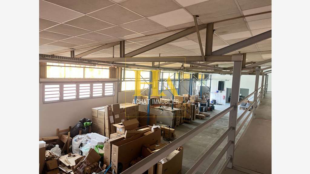 SAINT ANDRE - Ensemble immobilier mixte :