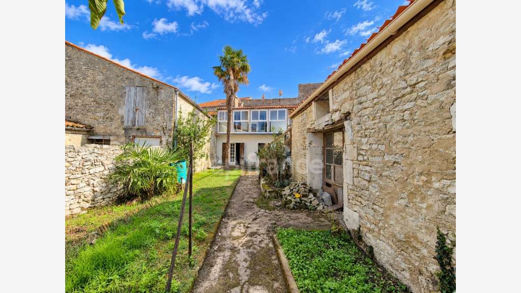 SAUJON - IMMEUBLE DE CARACTÈRE AVEC 3 LOTS DONT 1 