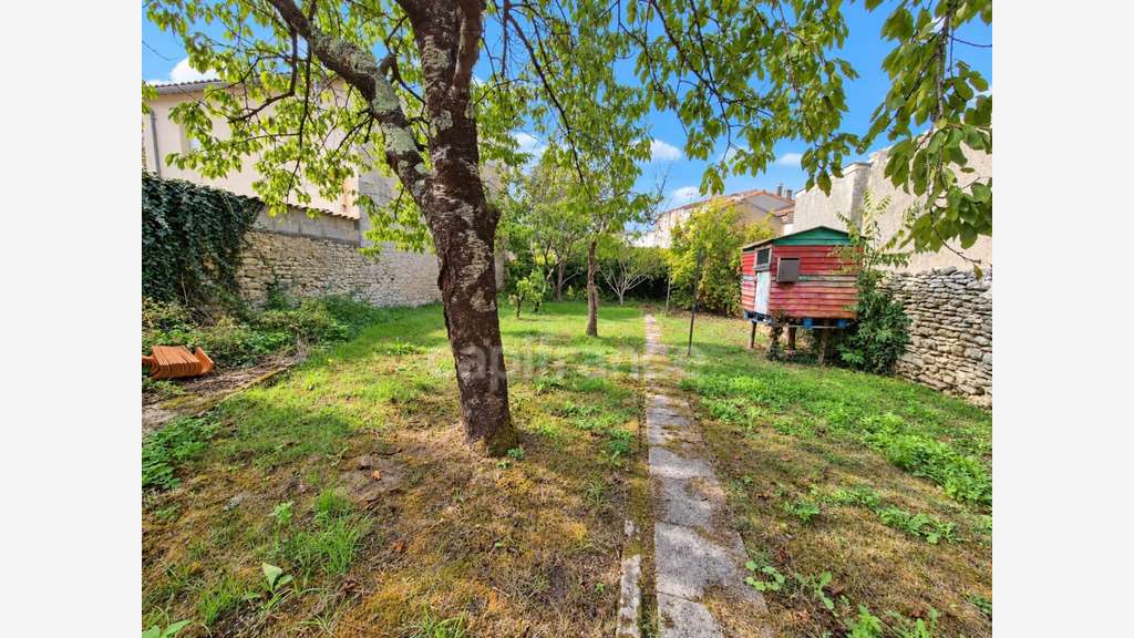 SAUJON - IMMEUBLE DE CARACTÈRE AVEC 3 LOTS DONT 1 