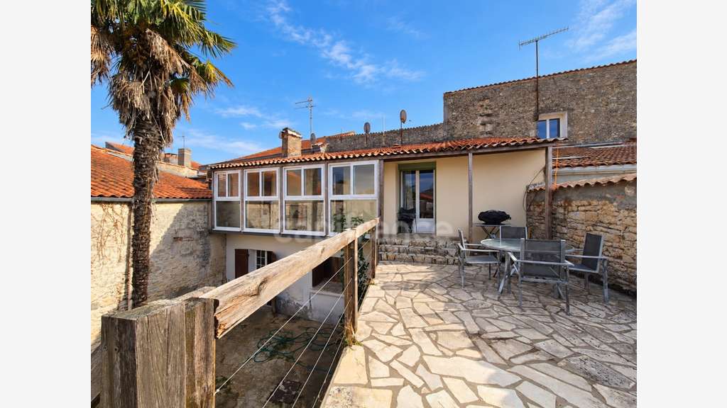 SAUJON - IMMEUBLE DE CARACTÈRE AVEC 3 LOTS DONT 1 