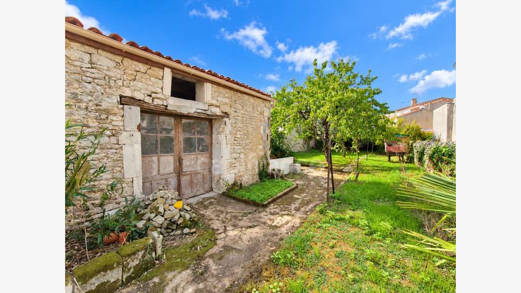SAUJON - IMMEUBLE DE CARACTÈRE AVEC 3 LOTS DONT 1 