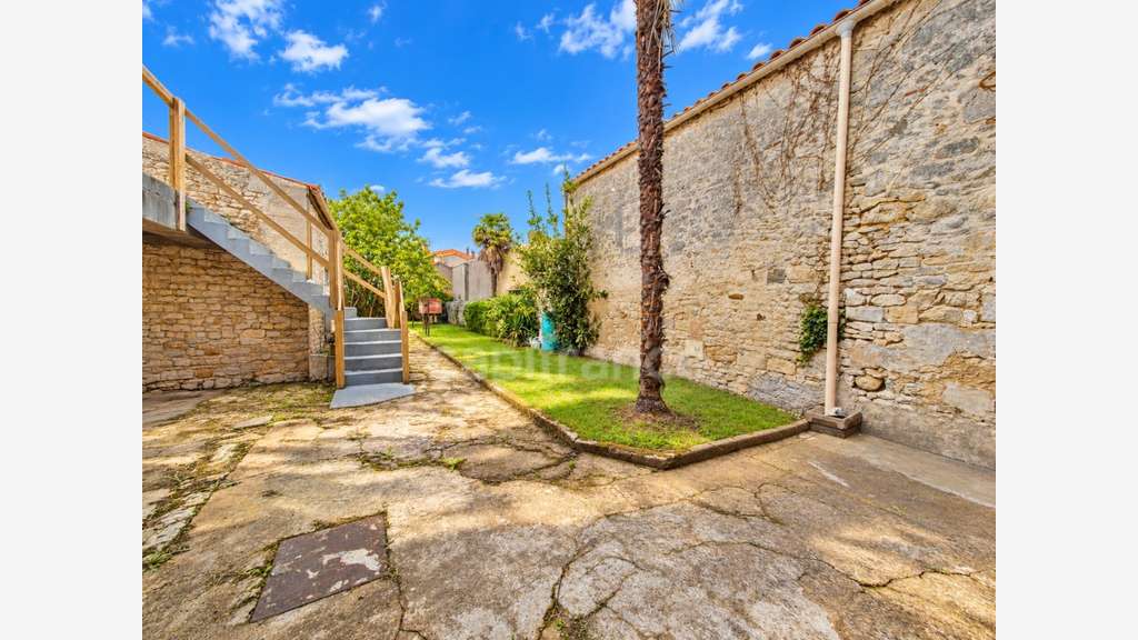 SAUJON - IMMEUBLE DE CARACTÈRE AVEC 3 LOTS DONT 1 