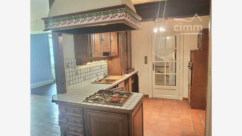 AV  immeuble avec appart et commerce à La Clayette