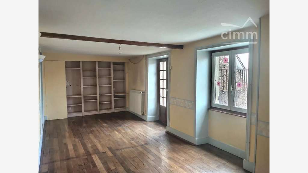 AV  immeuble avec appart et commerce à La Clayette