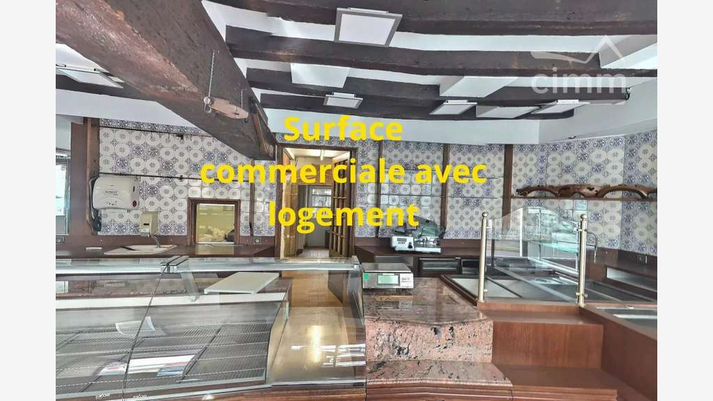 AV  immeuble avec appart et commerce à La Clayette