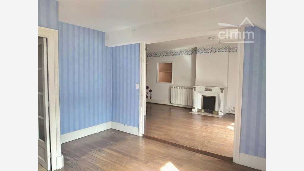 AV  immeuble avec appart et commerce à La Clayette