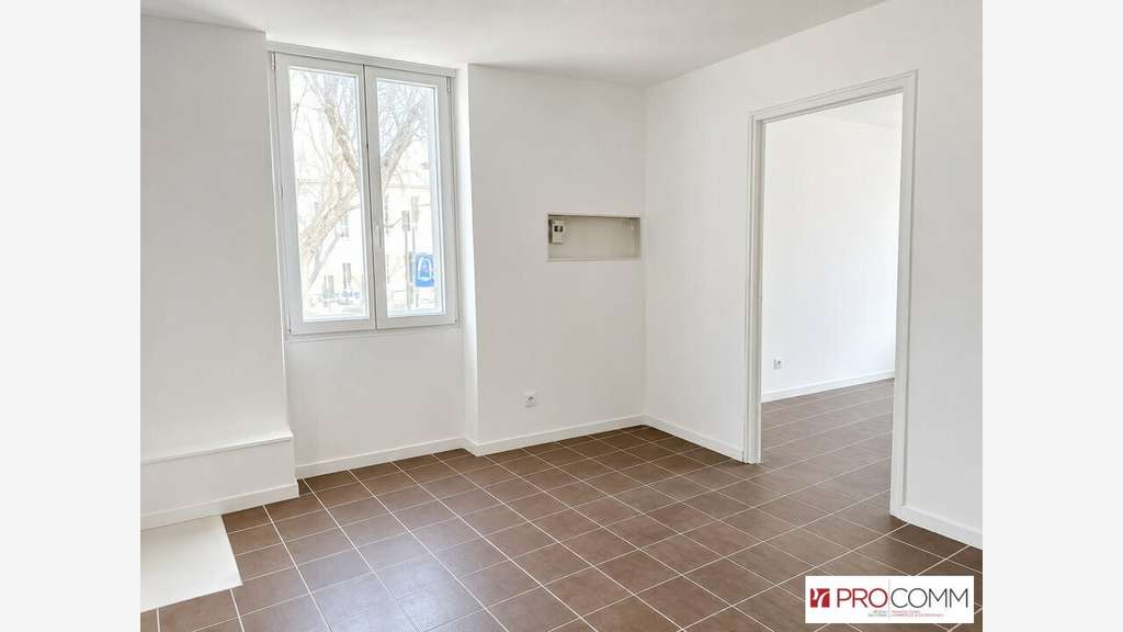 AV immeuble mixte 145m² Cavaillon emplac visible