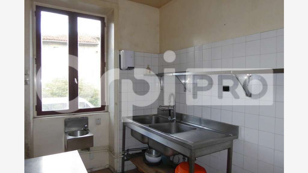 Immeuble beaux volumes à vendre à Compreignac