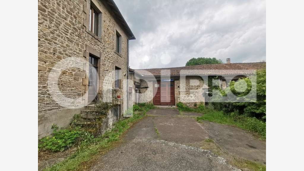 Immeuble beaux volumes à vendre à Compreignac