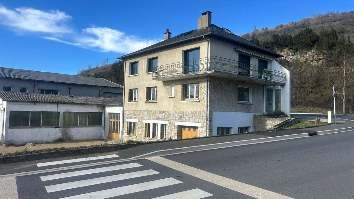 Ensemble immobilier emplacement premium à Espalion