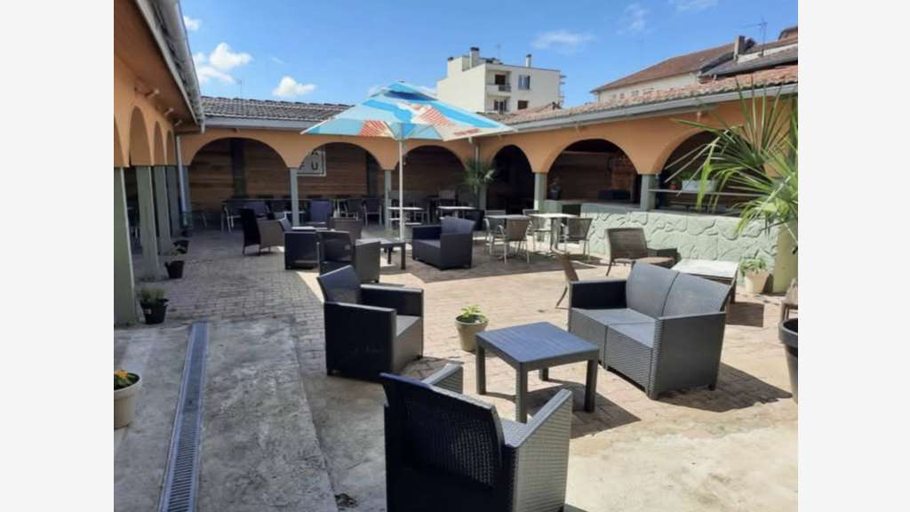 AV immeuble avec 165m² de commerce à Feurs centre