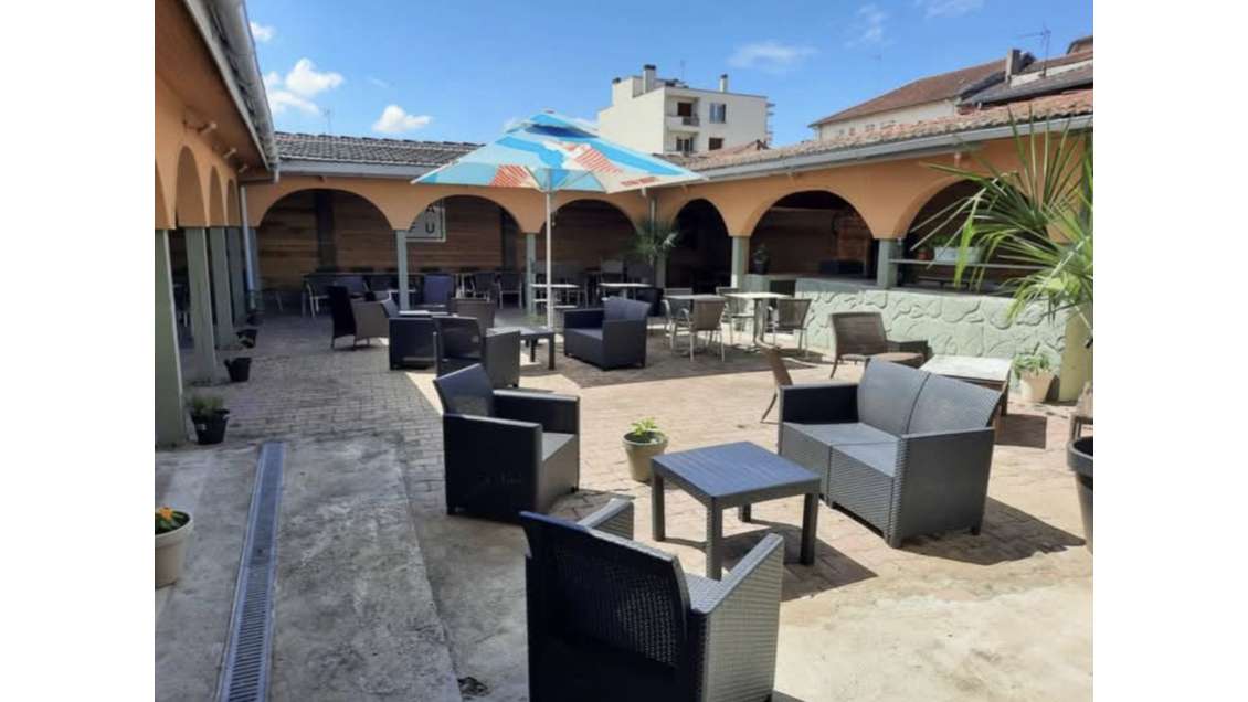 AV immeuble avec 165m² de commerce à Feurs centre