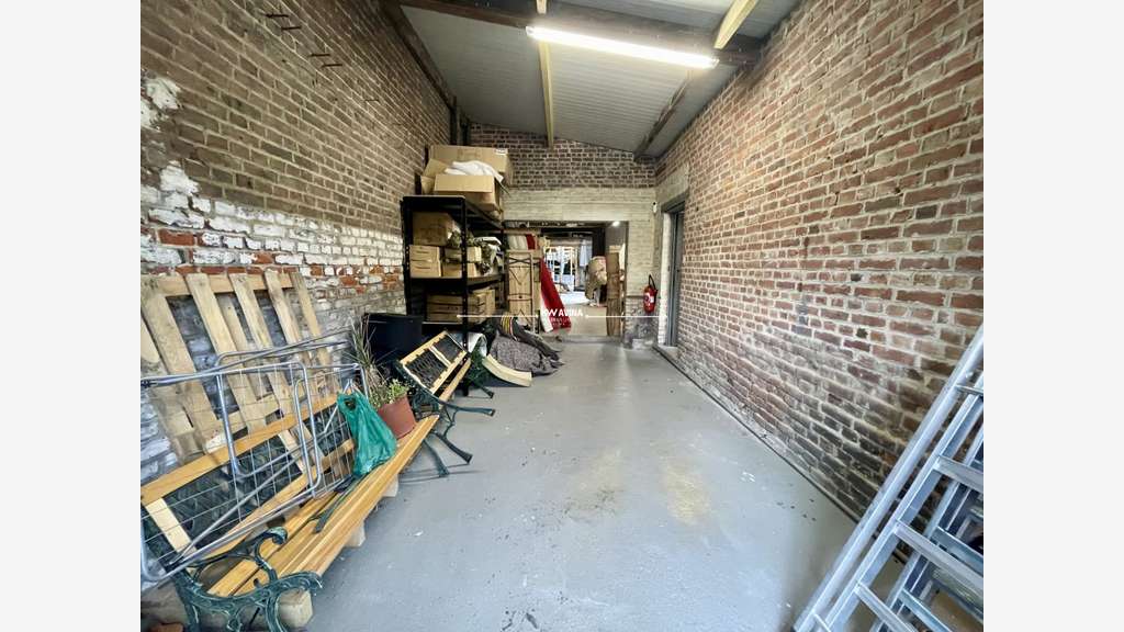 Ensemble immobilier 370 m² au total + hangar +