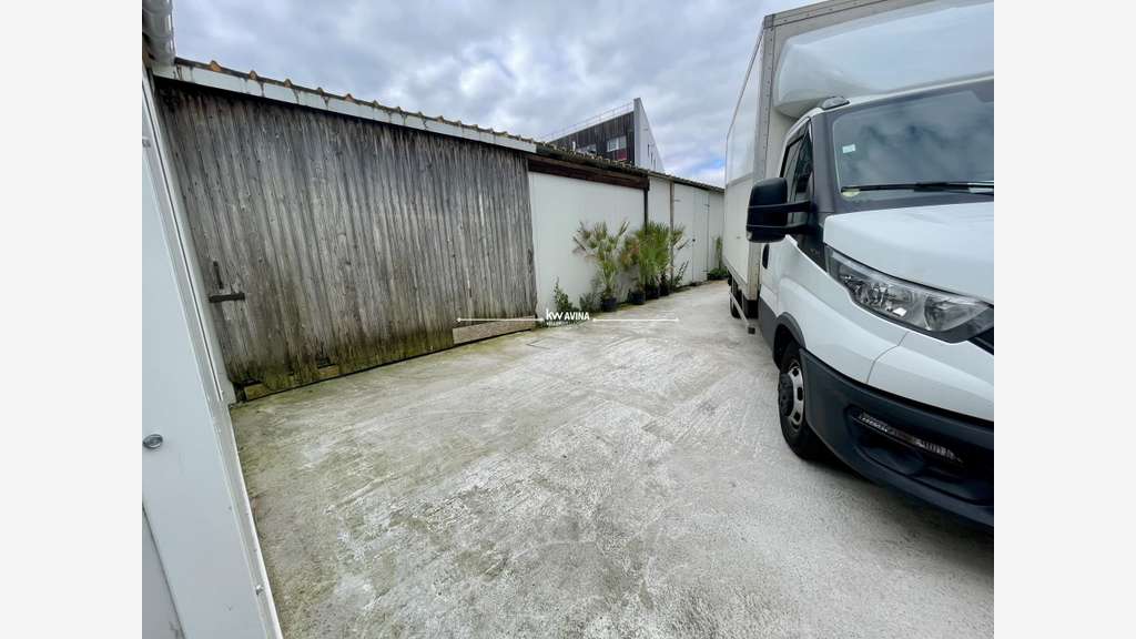 Ensemble immobilier 370 m² au total + hangar +