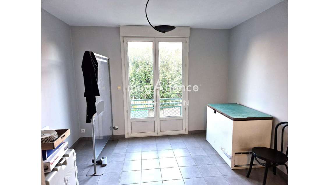 AV immeuble avec local 128m² empl strat. à Laval