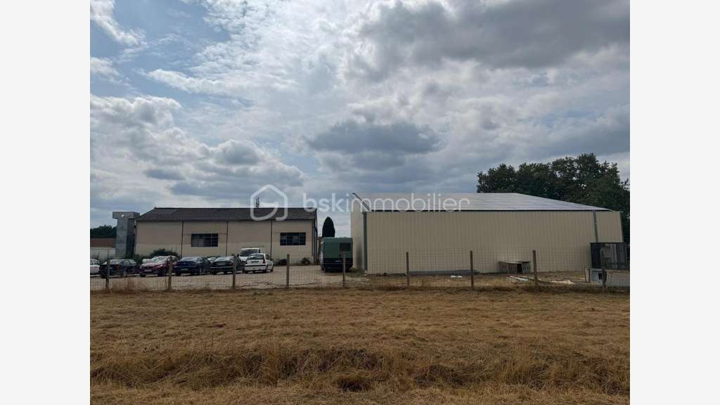 Ensemble de 3 bâtiments sur Montpon-Ménestérol 