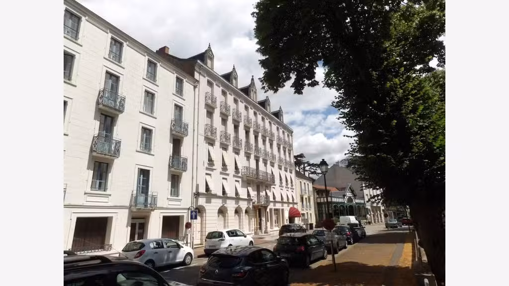 Immeuble de 672m² à vendre à Neris les Bains (03)